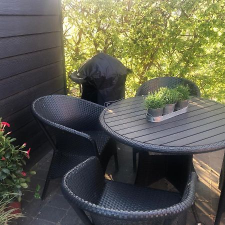 Nyistandsat Hojloftet Kaelderlejlighed Pa 70 M2 I Viborg Centrum, Med Plads Til 4 Personer 외부 사진