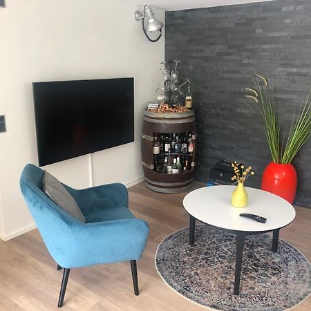 Nyistandsat Hojloftet Kaelderlejlighed Pa 70 M2 I Viborg Centrum, Med Plads Til 4 Personer 외부 사진
