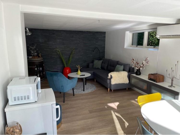 Nyistandsat Hojloftet Kaelderlejlighed Pa 70 M2 I Viborg Centrum, Med Plads Til 4 Personer 외부 사진